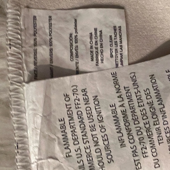 Ugg Koolaburra Baxter Faux Fur Area Rug 27”x44” light gray NWT - Picture 4 of 4